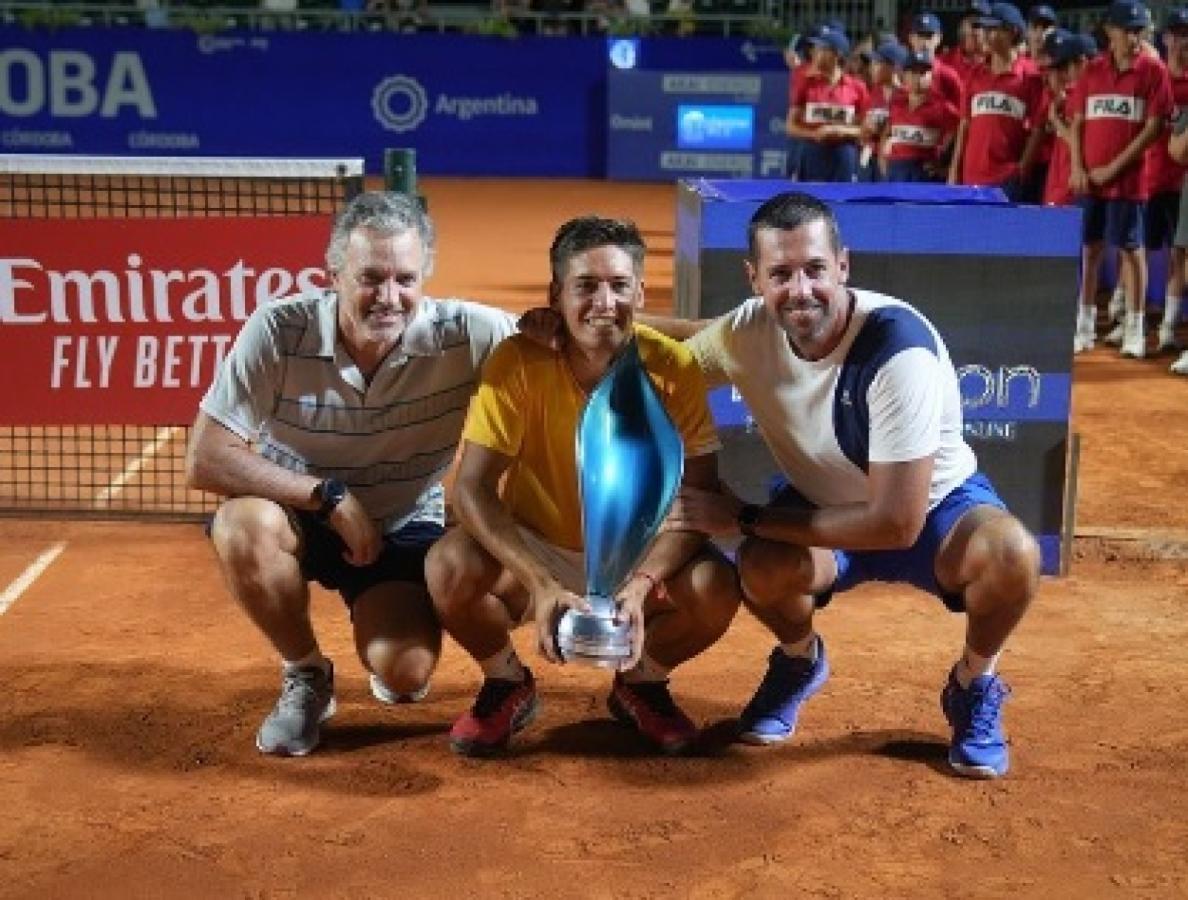 Imagen Sebastián Báez, este año en el Córdoba Open, junto con su coach y Javier Frana.