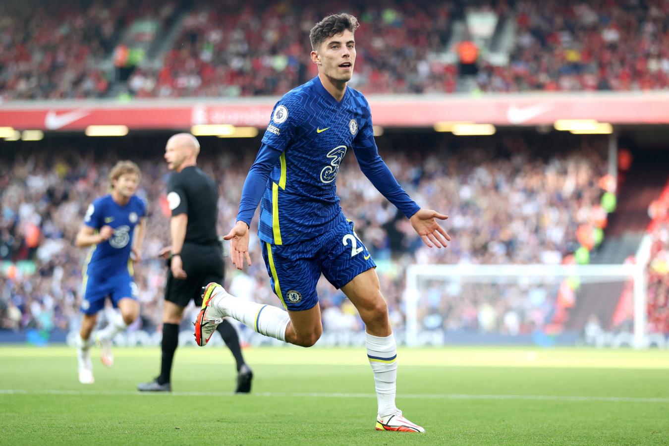 La "Cobra" Havertz celebra la apertura del marcador en Anfield después de un gran cabezazo en el primer palo. Foto: @PremierLeague