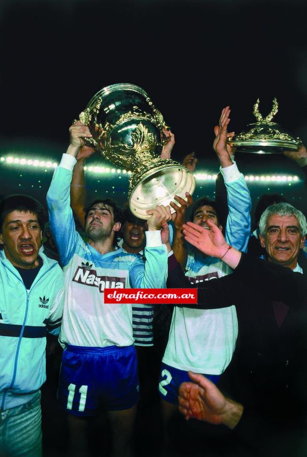 Racing levanta la Supercopa 1988.