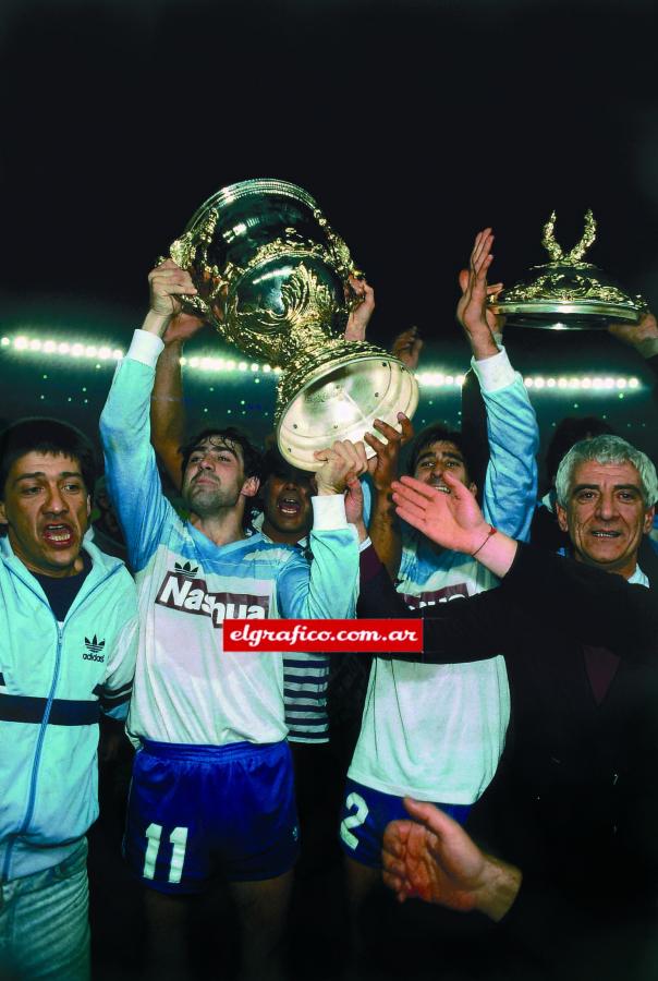 Imagen Racing levanta la Supercopa 1988.