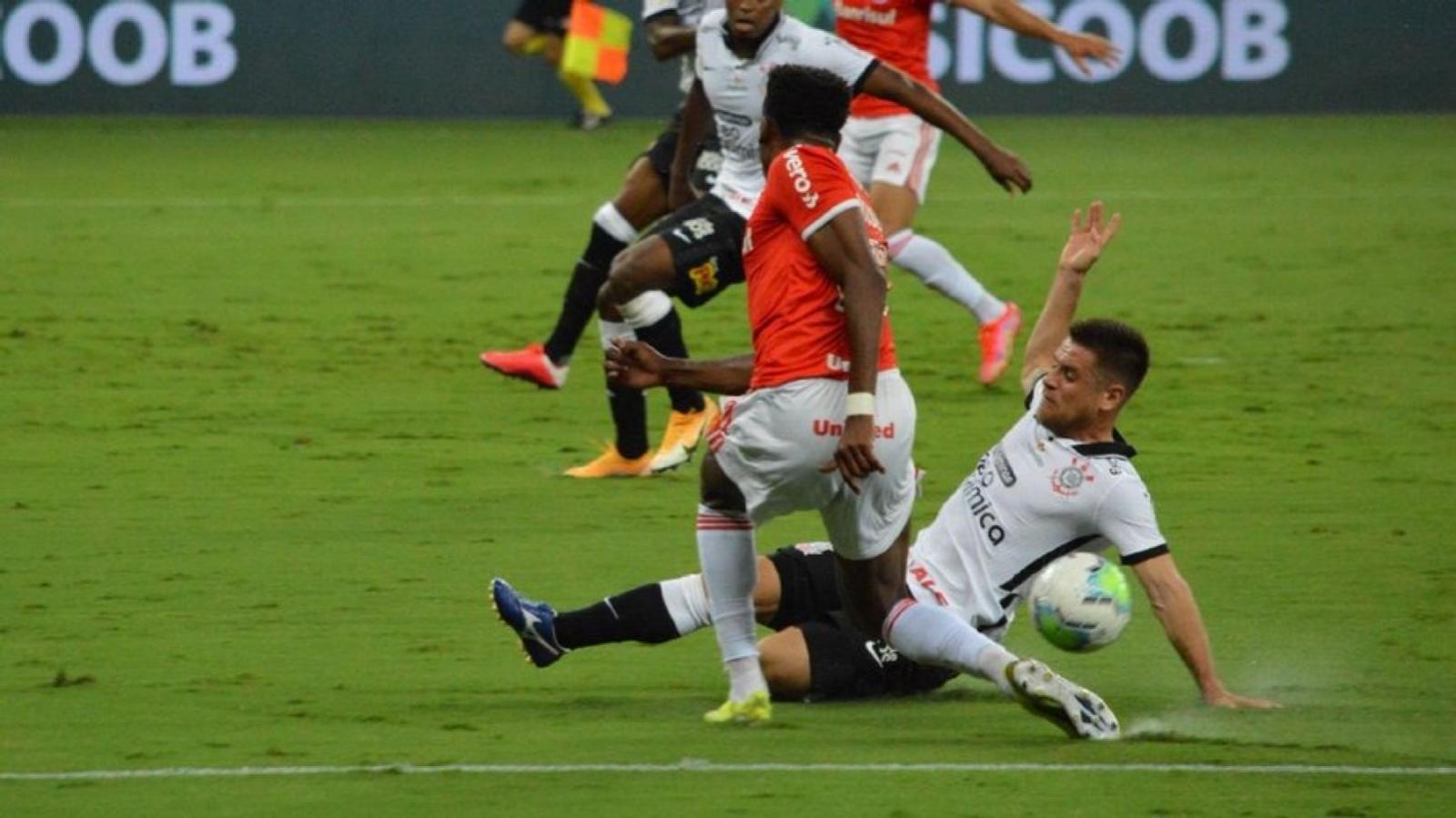 Imagen La jugada más polémica de la noche. Ramiro toca el balón con su brazo izquierdo, Sampaio marca penal... pero luego lo anula a instancias del VAR.