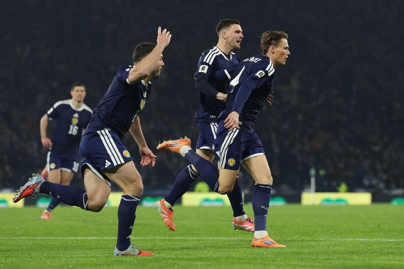 Imagen Robertson celebra junto a McTominay el primer tanto de Escocia.