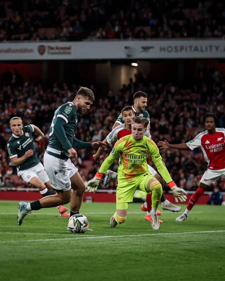 Imagen Jack Porter en acción con el buzo de arquero de Arsenal.