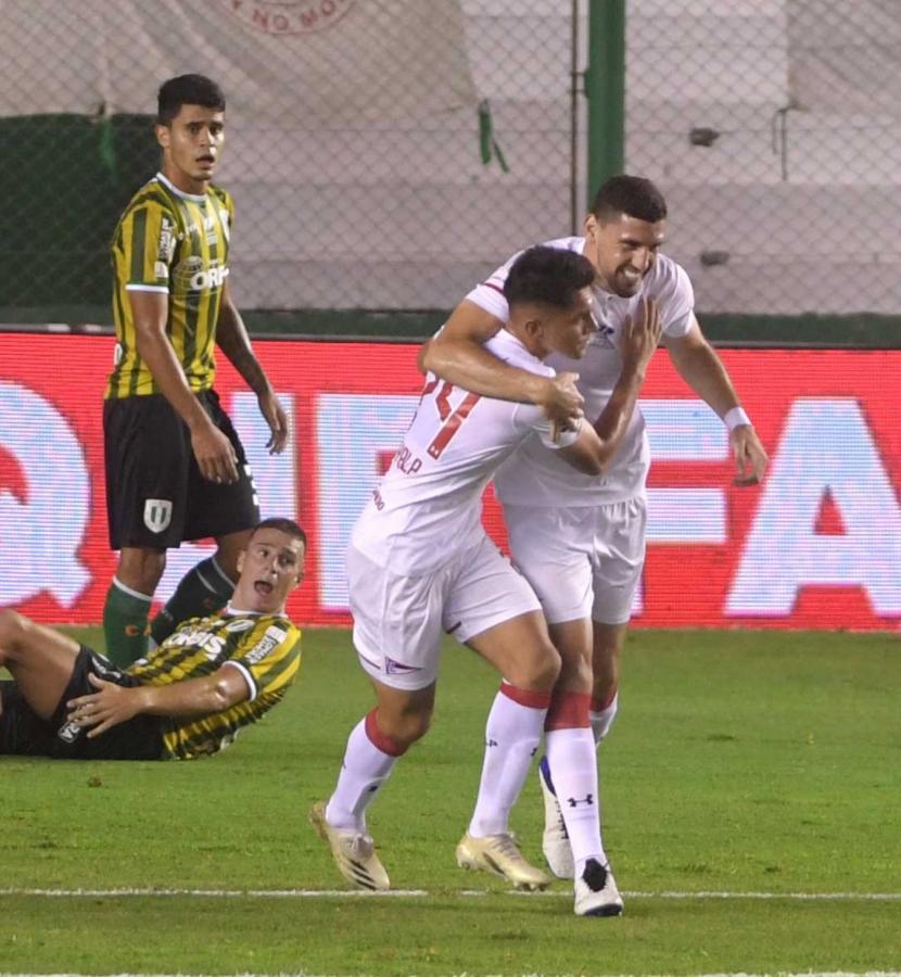 Imagen Abrazo de gol. Julián Álvarez, Telam