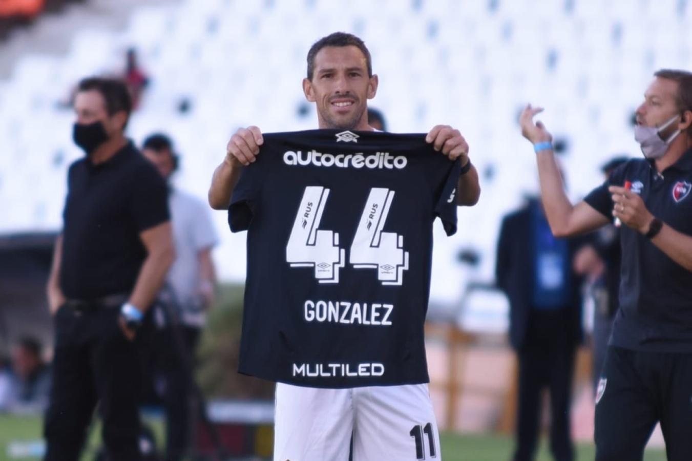 Imagen Maxi Rodríguez le dedica el gol a Francisco González, quien sufriera una rotura ligamentaria en la semana.