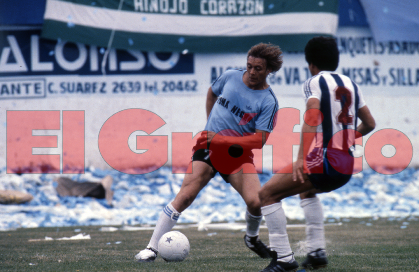 Felix Orte, pelo al viento, enganchando ante un rival. Siempre dejaba todo en la cancha.