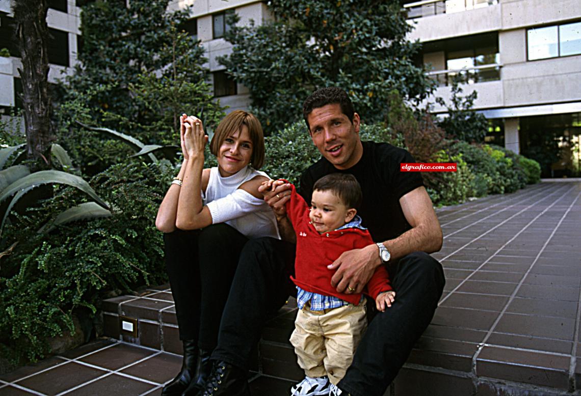 Momento familiar. Junto a quien por entonces era su esposa, Carolina y su hijo mayor, Giovanni.