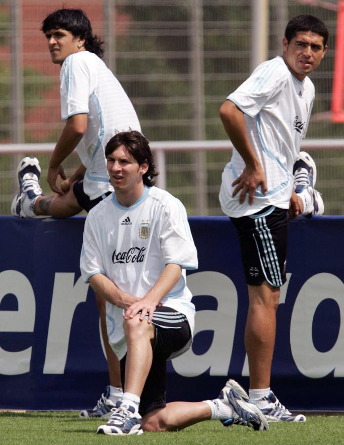 Imagen Entrenamiento de la Selección Argentina en el Mundial 2006, la primera gran competencia que vivieron Riquelme y Messi juntos (DANIEL GARCIA / AFP)