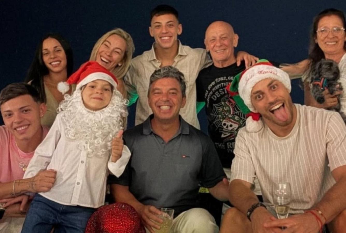 Imagen Gallardo, rodeado de su esposa y de sus hijos en la Nochebuena.