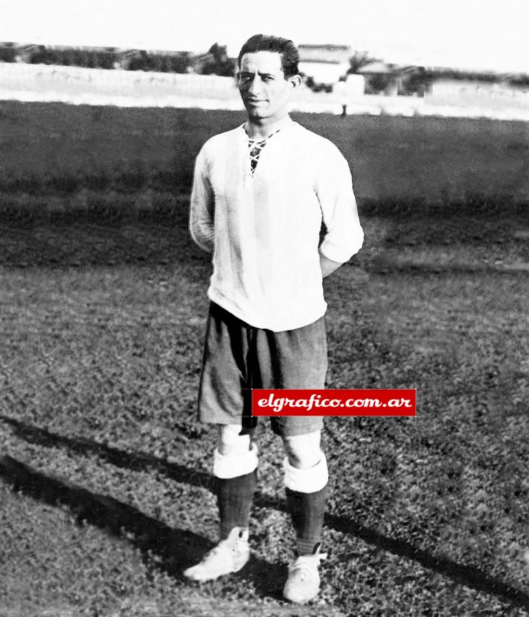 Imagen JULIO LIBONATTI, JUGADOR DE NEWELL´S DE ROSARIO, FUE EL GOLEADOR DEL CERTAMEN CON TRES GOLES. FUE EL PRIMER FUTBOLISTA ARGENTINO QUE EMIGRÓ PARA JUGAR EN EUROPA.