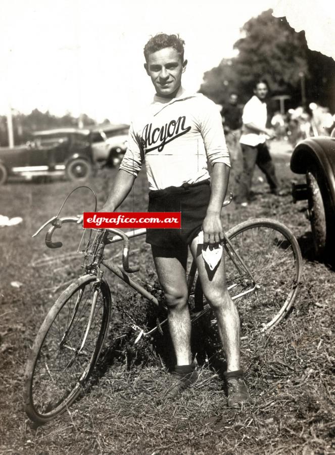 Imagen Su metro y medio no tenía, no podía tener chance en el Campeonato Ciclista de Resistencia. ¿Adónde iba a ir, con esas piernas y ese cuerpo, perdido entre los manubrios?... y sin embargo…