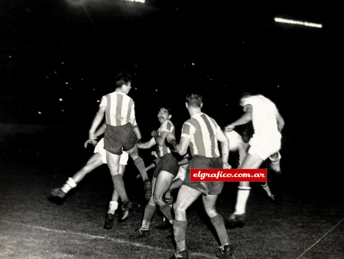 La defensa argentina empleó con todo acierto la táctica de cerrarse para impedir el éxito de los ataques brasileños. De tal manera, los delanteros adversarios tuvieron pocas ocasiones de tirar al arco. Esta foto lo comprueba.