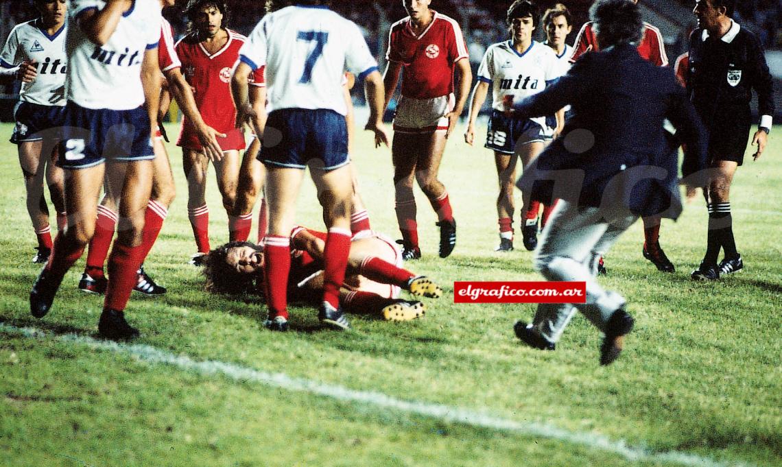 Imagen Frente al Rojo, el día que casi se muere en la cancha (1987).