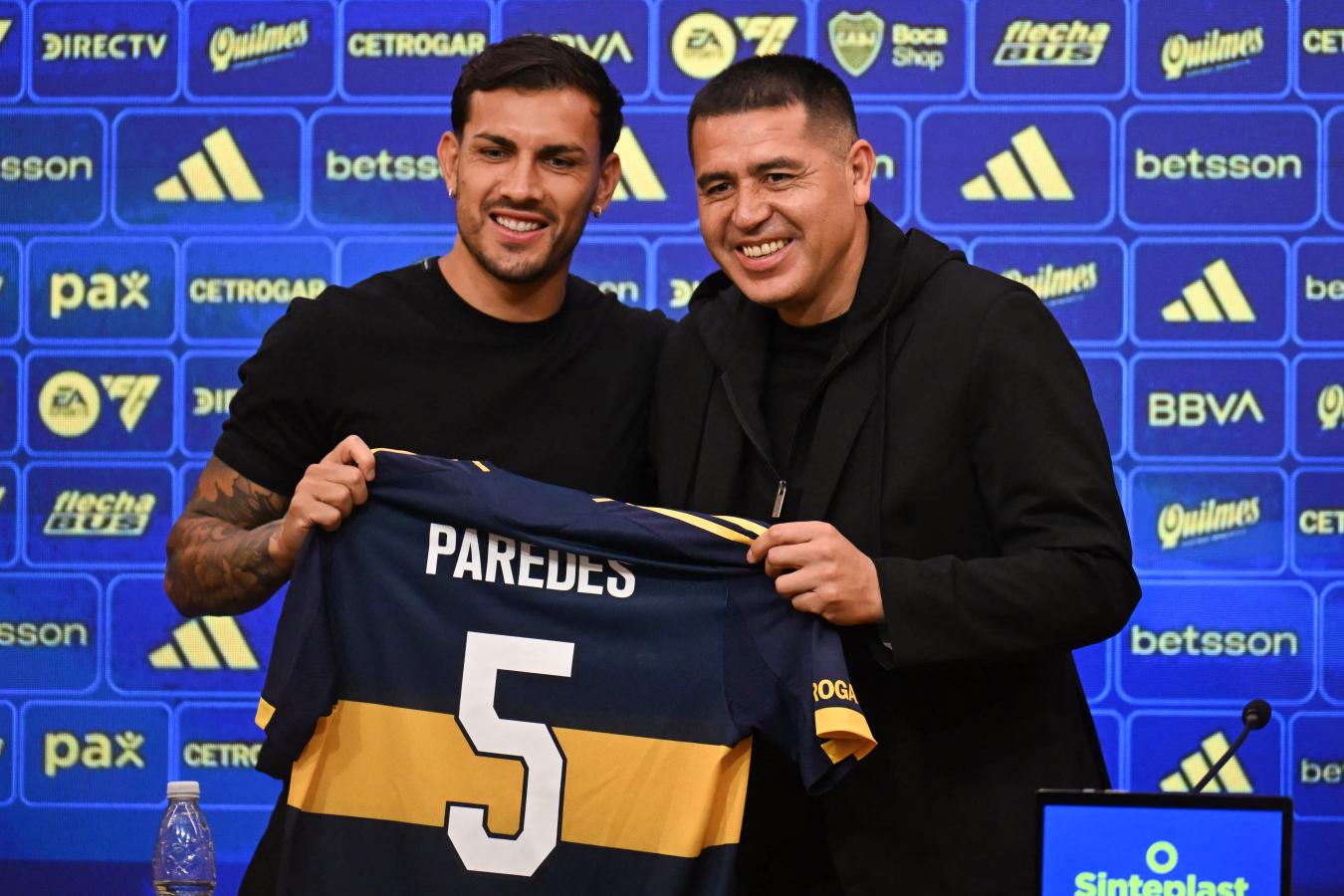 Imagen Juan Román Riquelme le entregó la 5 a Leandro Paredes (AFP).
