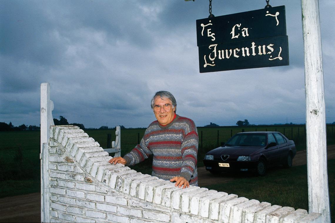 En su campo de San Nicolás, lógicamente bautizado La Juventus, en honor al club que le permitió acceder a la fama mundial.