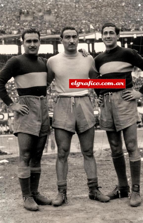 Imagen Los dos centrales, Colman y Otero, a ambos lados del arquero Musimessi. Los tres fueron la muralla del campeón.