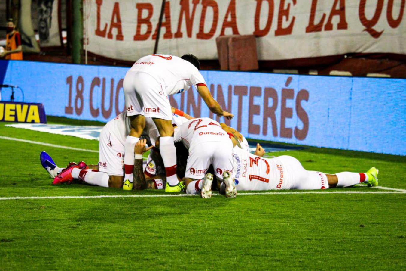Imagen ¿Cuántos jugadores observan en la imagen? @CAHuracan