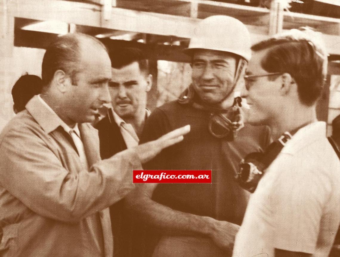 Imagen Luego de la clasificación, charlando con Carroll Shelby y Masten Gregory. Horas más tarde llegaría el susto.