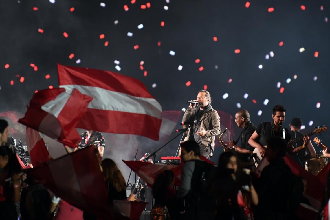 Diego Torres cantó en el centro del campo de juego, en su banda había varios hinchas de Estudiantes que vivieron un momento único.
