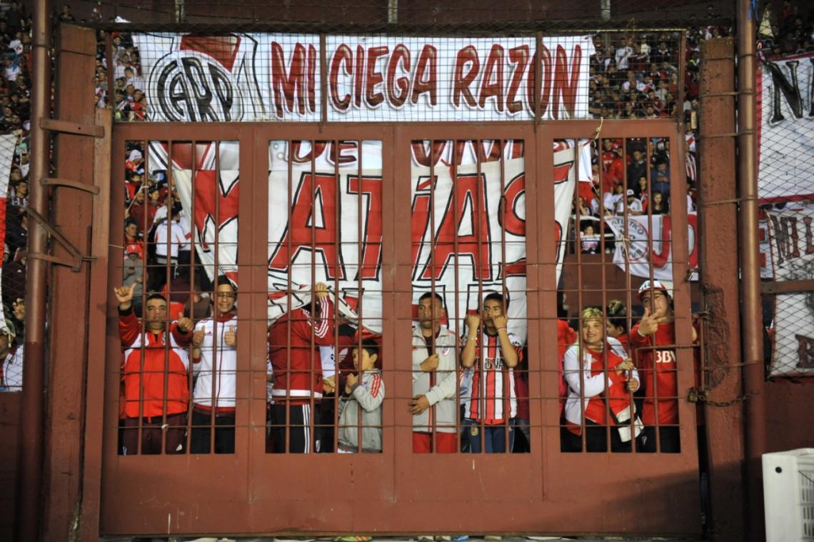 Los hinchas fueron llegando al estadio de Lanús.