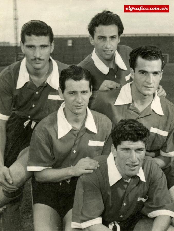 Imagen 1953. Rodolfo Micheli, Osvaldo Cruz, Carlos Cecconato, Ernesto Grillo y Ricardo Bonelli posan para El Gráfico
