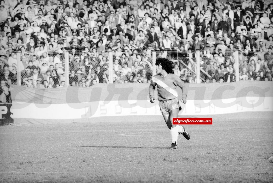  Ya daba para póster. La hinchada lo pidió en el primer tiempo. Diego entró con la camiseta 16. Siete fechas después sería titular para siempre.