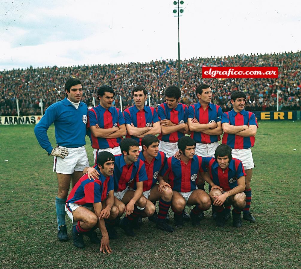 Imagen Equipo de San Lorenzo de Almagro de 1968: Buttice, Albrecht, Rosl, Telch, Calics y Villar (de pie). Pedro González, Veglio, Fischer, Cocco y Veira.