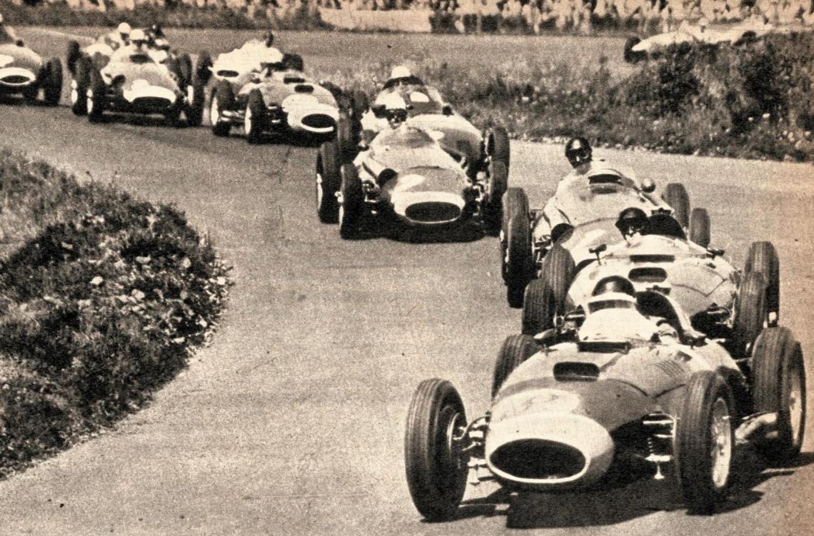 Juan Manuel Fangio (en tercer término de esta ristra motorizada). ¿Piensa usted de él como en 1940? ¿Pensaba usted de Fangio en 1940 lo que piensa de Fangio en 1959? ¿Fangio es el mismo de 1940? ¿Y usted es el mismo también?