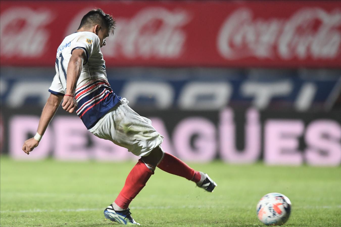 Imagen En tiempo de descuento y con dos hombres de más, el paraguayo Ángel Romero puso el segundo con esta definición. Foto: @SanLorenzo