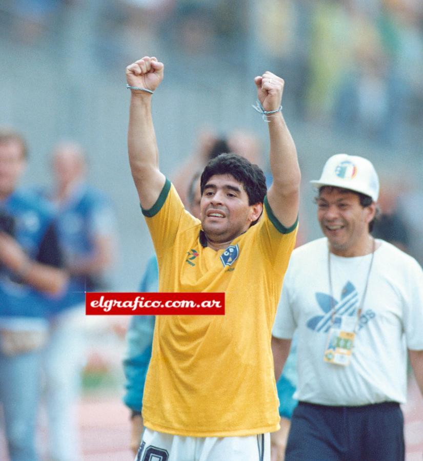 Imagen Maradona, con la camiseta de Brasil en el Mundial 1990