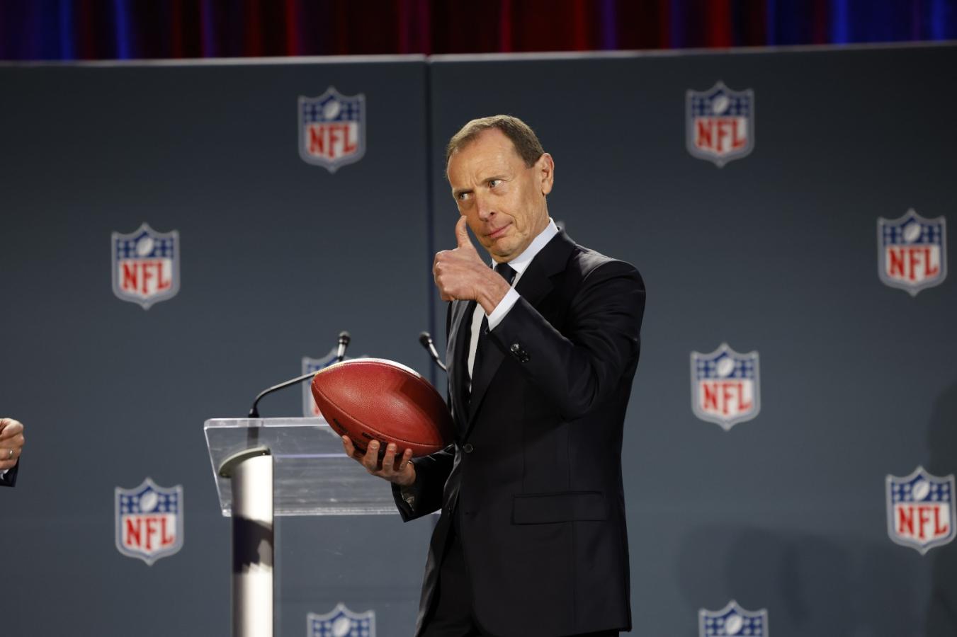 Imagen El Buitre Emilio Butragueño, leyenda de Real Madrid, aprueba el desembarco de la NFL a España.