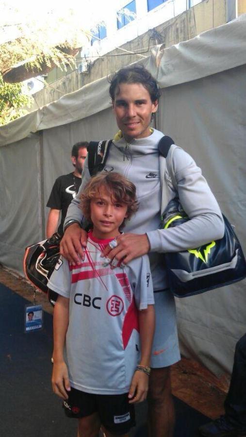 Imagen Alex, de ballboy, junto al gran Rafa Nadal