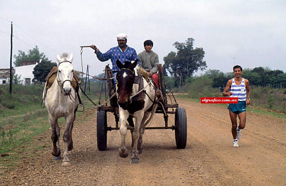 Imagen Como en sus primeros años, corre a la par de un carro por Nogoyá.