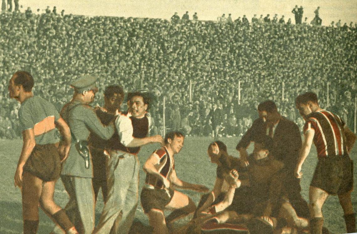 Imagen Parece que la foto correspondiera a una gresca. Pero fue todo lo contrario. ¡Es un festejo! Cuando Campana anotó su segundo gol y el tercero de Chacarita quedaba totalmente despejado el peligro de un empate; entonces, todos se le fueron encima al gran goleador.