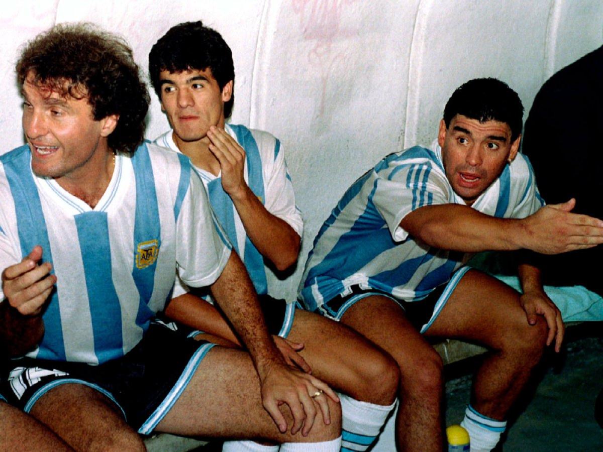Imagen Un pibe, entre Ruggeri y Maradona.