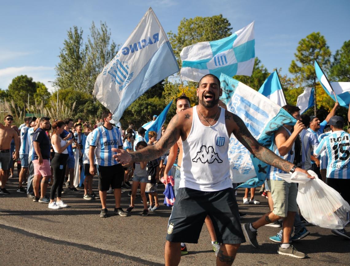 Imagen Los hinchas palpitaban la previa del partido con mucha ilusión, finalmente el objetivo se cumplió y pudieron gritar campeón.