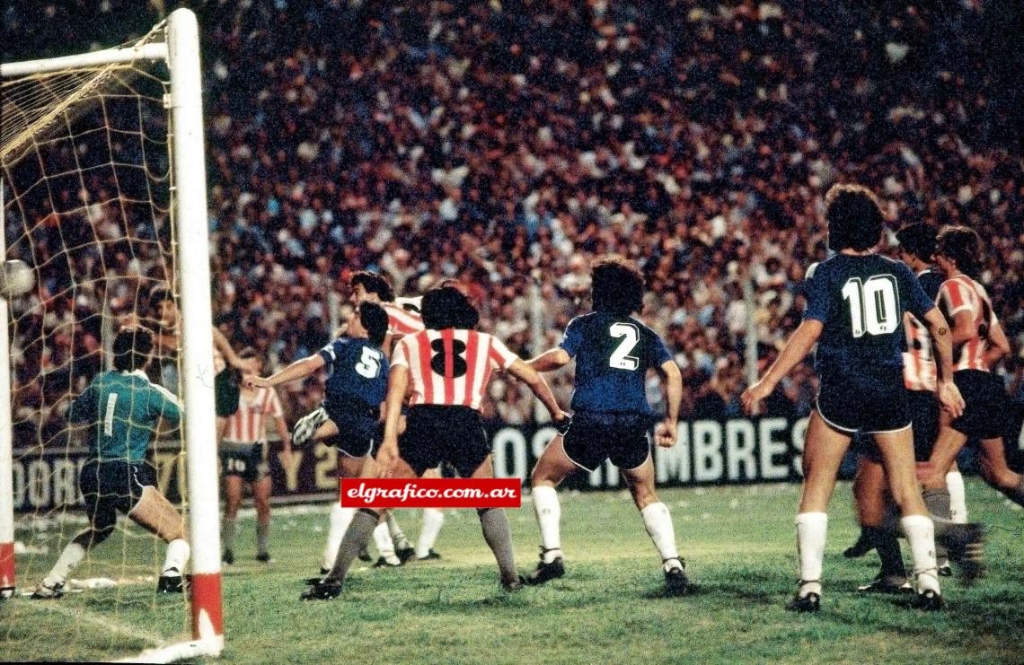 11 de febrero de 1983 ante Vélez el Tata Brown de cabeza le da la victoria al Pincha y lo deja a tiro de campeonato. Bilardo designó a José Luis Brown como capitán. capitán.