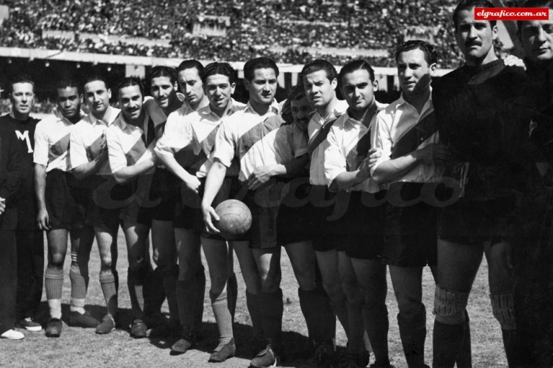 Imagen La primera versión de La Máquina de River Plate: Cedilla, Vaghi, Moreno, Ramos, Rodolfi, Labruna, Pedernera, Deambrossi, Yácono, Muñoz y Barrios posan para el fotógrafo de El Gráfico.