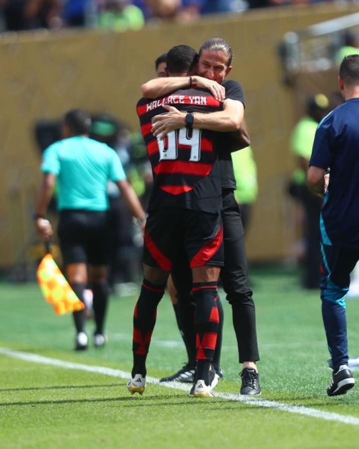 Imagen Filipe Luís se abraza con Wallace Yan, autor del tercero de Flamengo.
