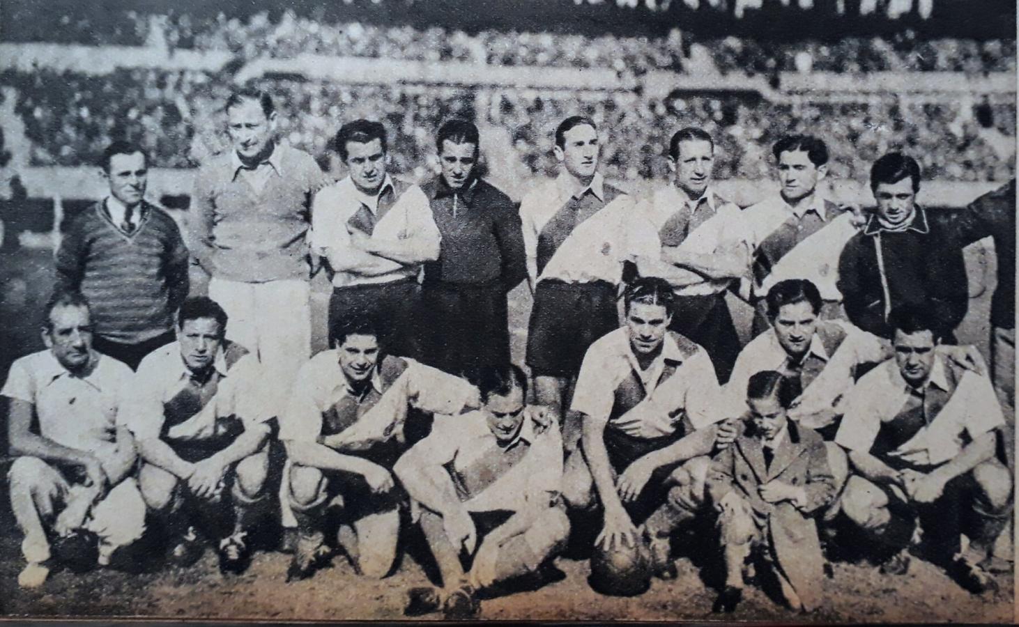 Imagen El plantel de River que empató 2-2 con Boca en 1938