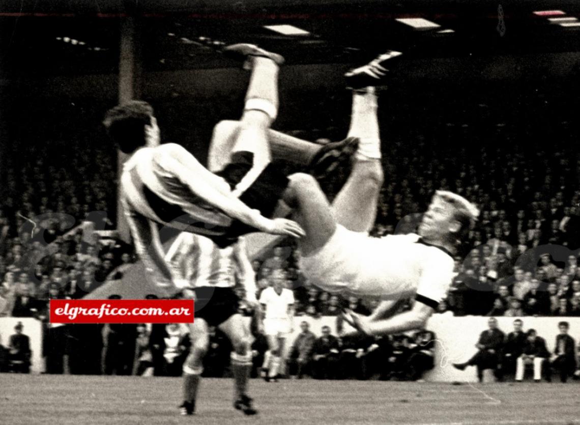Imagen Espectacular imagen del alemán Helmut Haller y el argentino Roberto Perfumo en Alemania 0 Argentina 0 de la primera ronda del Mundial de Inglaterra 1966.