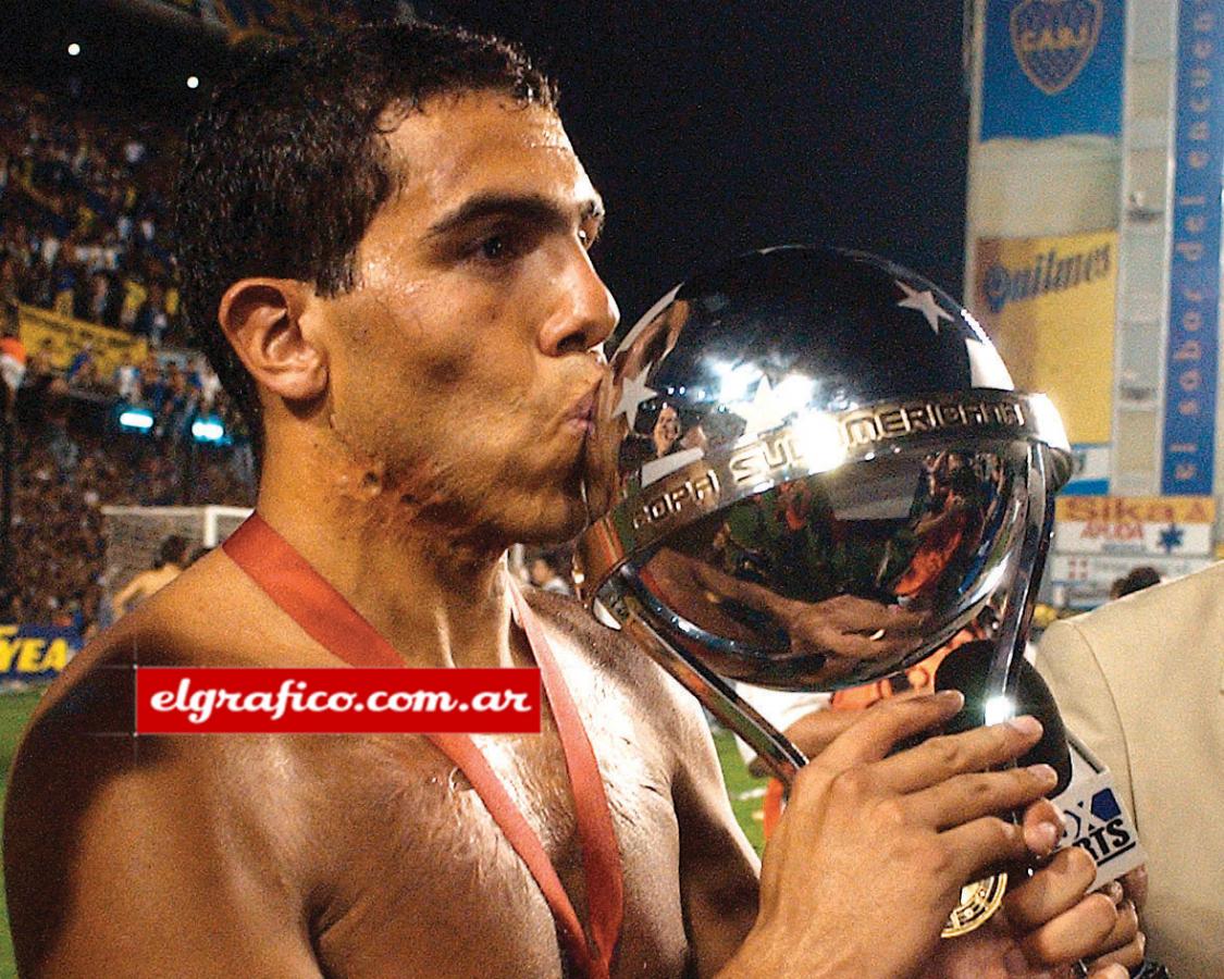 Imagen Carlitos besa la Copa Sudamericana que ganó con Boca en 2004.