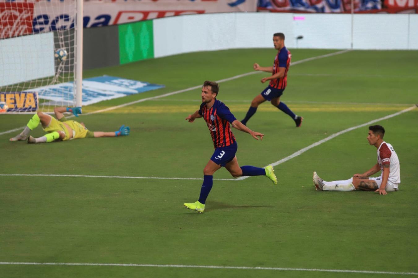 Imagen Bruno Pittón celebra su tanto, el que abrió el marcador. Un gol especial por su pasado en Unión.