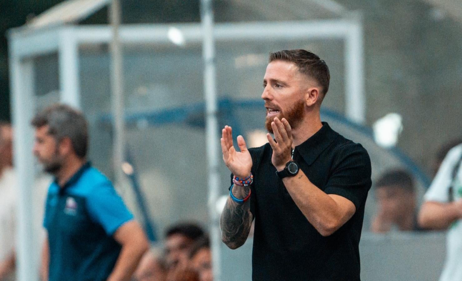 Imagen Muniain, alentando a sus jugadores en su debut oficial como técnico.