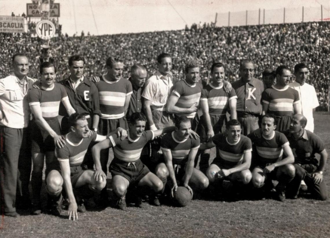 Imagen Racing, el campeón de 1951. Parados: Giménez, H. García, G Stábile, Grisetti, Rastelli, García Pérez y Gutiérrez. Agachados: Boyé, Ameal, Bravo, Simes y Sued.