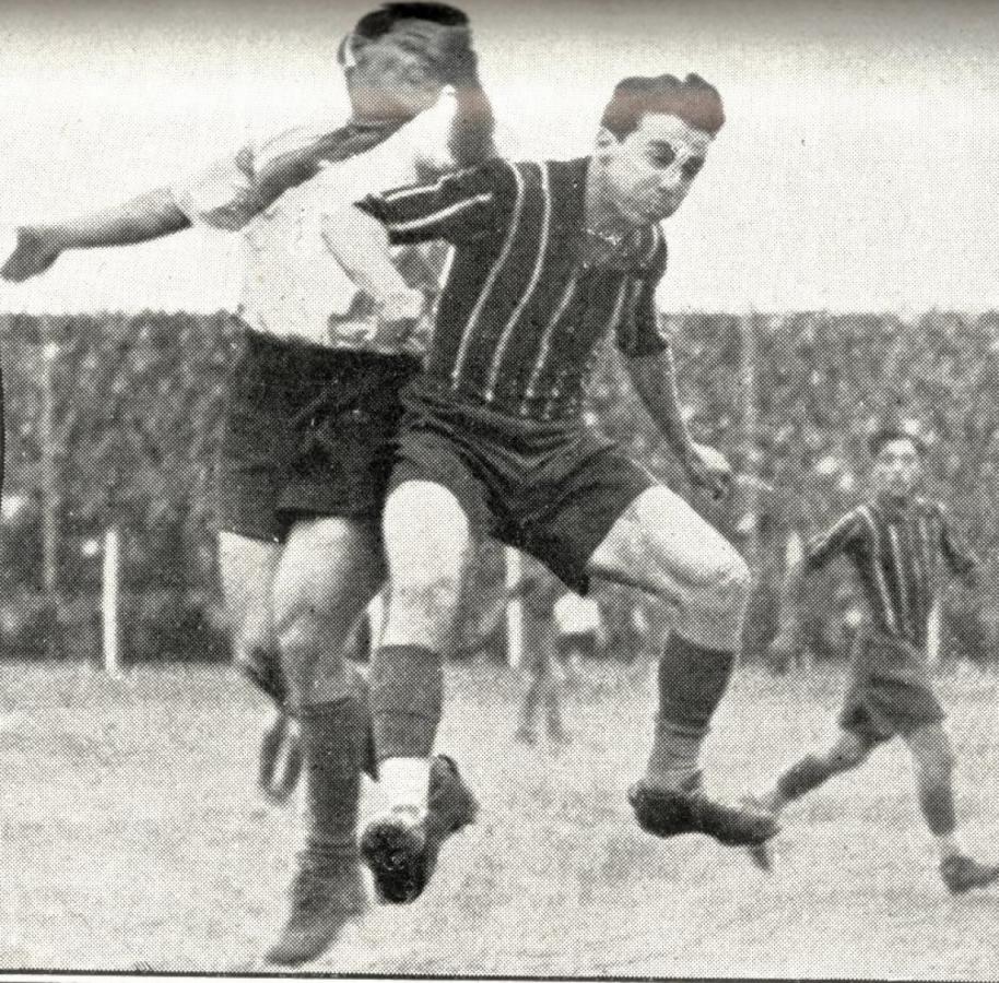 Imagen Agnelli, que reemplazó a Juárez con eficacia, salta junto con Reuben y consigue alejar de un cabezazo.