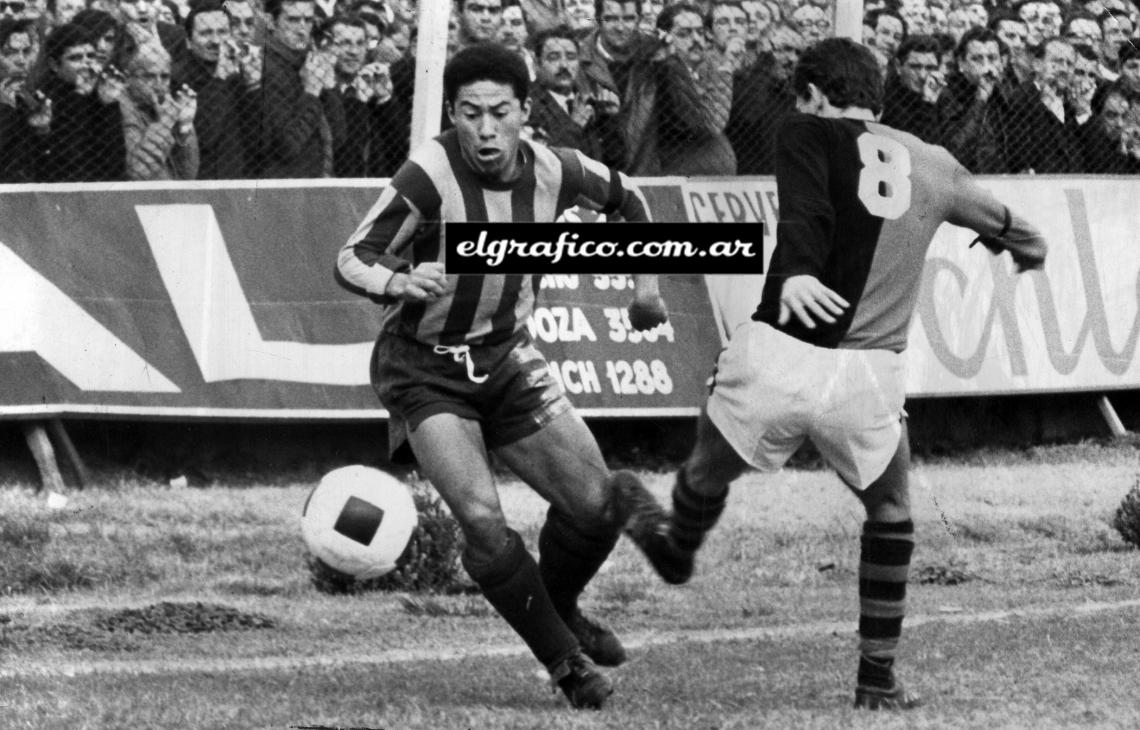Imagen Marca, térrea y una llamativa regularidad, principales atributos del uruguayo. Fue uno de los pilares del Central campeón 1971. . .