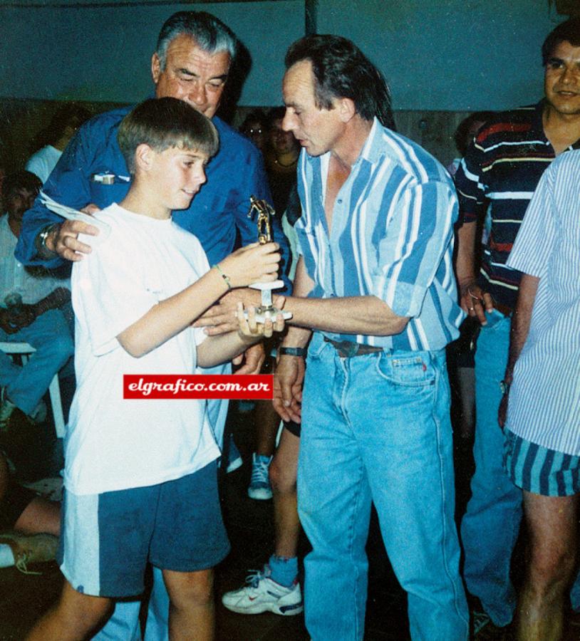 Imagen Recibiendo un trofeo. Obtendría varios a lo largo de su exitosa carrera. Seguramente el más importante fue la Copa Libertadores de 2015, jugando para River.