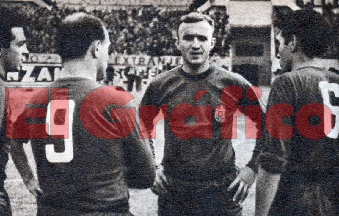 Di Stéfano con la camisea numero "9", en la previa del partido frente a Argentina.