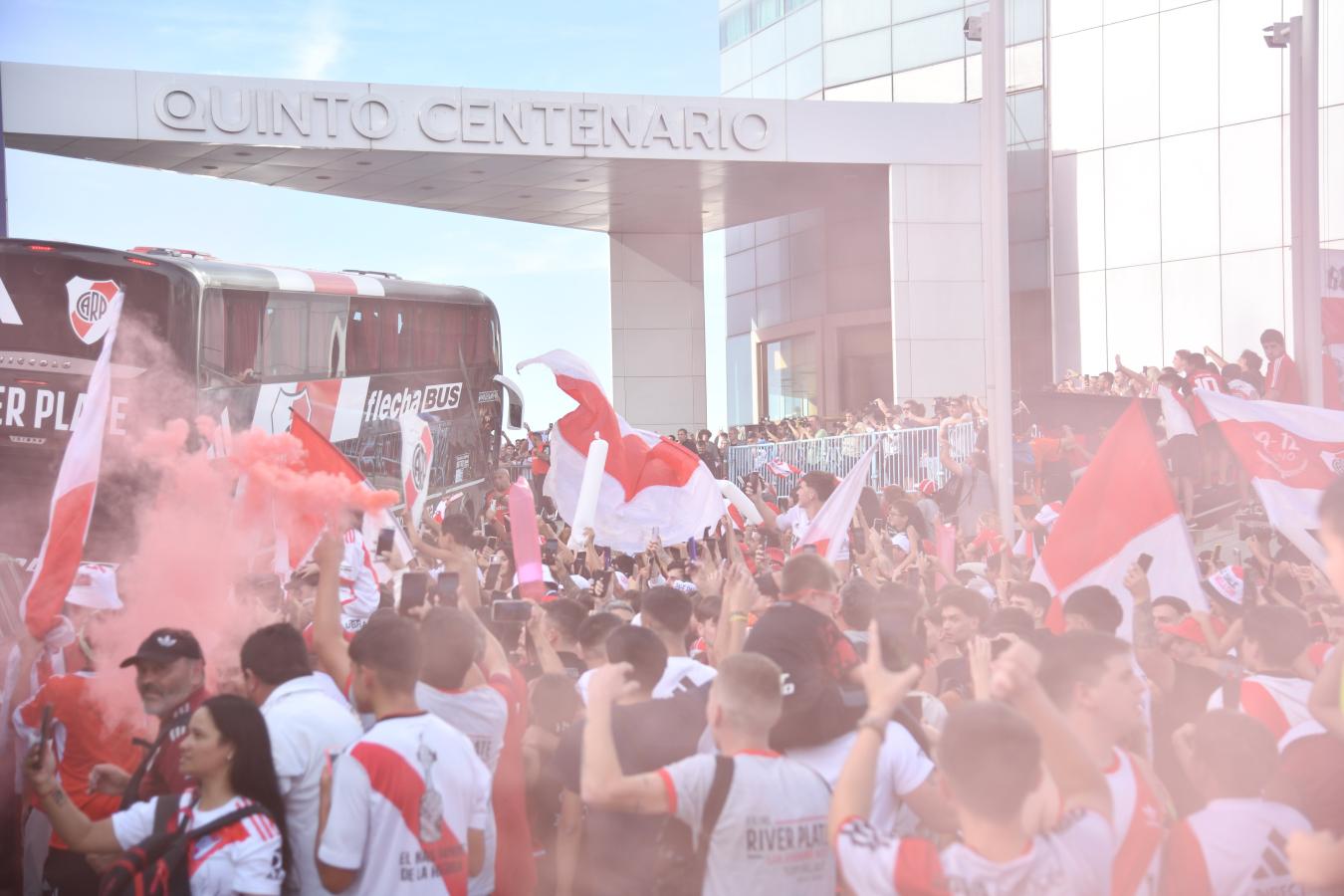 Imagen Los hinchas de River acompañaron al plantel en su llegada a Córdoba.